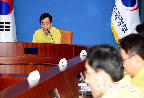 이낙연 국무총리가 21일 세종로 정부서울청사에서 열린 고농도 미세먼지 긴급점검회의를 주재, 모두발언을 하고 있다.<사진= 국무총리실 제공>