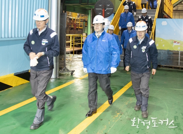 지난 1월 조명래 환경부 장관이 미세먼지 배출사업장 현장 점검<사진 =환경부 제공>