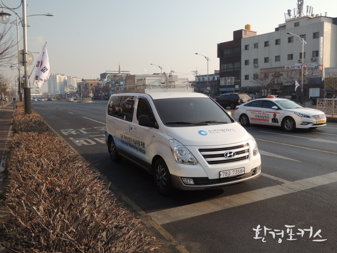 도로 재비산먼지 이동측정차량 측정 모습