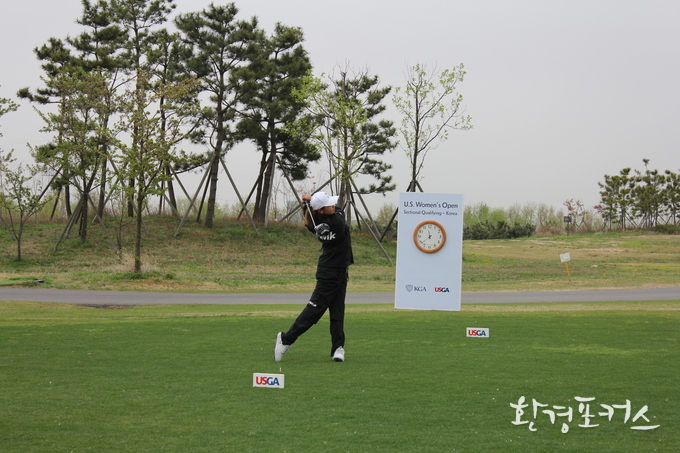 USGA 룰에 따라 경기를 시작한 선수의 모습