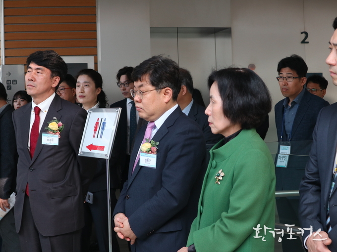 좌측부터 남광희 한국환경산업기술원 원장 김동구 환경부 환경경제정책관 이필재 LPG 협회 회장이 행사전 선정된 환경기술 20선 설명을 듣고 있다