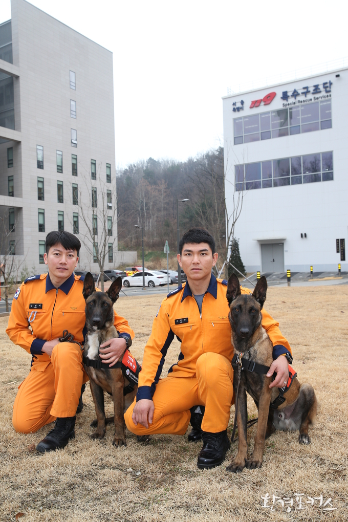 지난해 12월 30일부터 119특수구조대에 새로 도입되어 배치된 119 인명구조견, 오른쪽 태양(핸들러 소방교 김행덕), 왼쪽 태주(핸들러 소방교 신준용)
