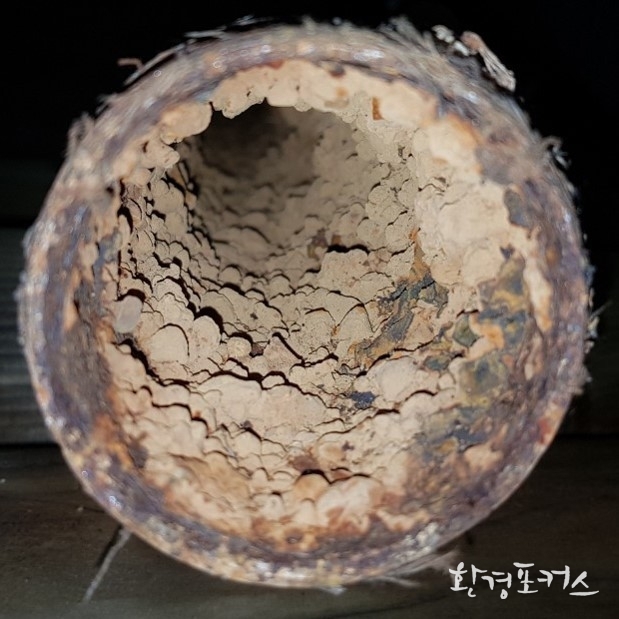 주택 내 녹슨 수도관(아연도강관)