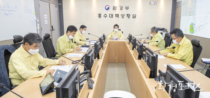 조명래 환경부장관이 26일 오후 환경부 홍수대책상황실(정부세종청사 6동)에서 제8호 태풍 ‘바비’ 북상 대비 긴급 점검회의(영상)를 주재하고, 홍수대응 기관인 4개 유역 홍수통제소, 한국수자원공사 및 기상청, 유역·지방환경청 등 관련 소속·산하기관의 태풍 대비태세를 점검하고 있다.