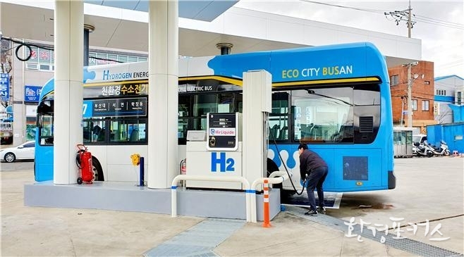 사상구 ‘H부산수소충전소’에서 충전 중인 수소전기버스