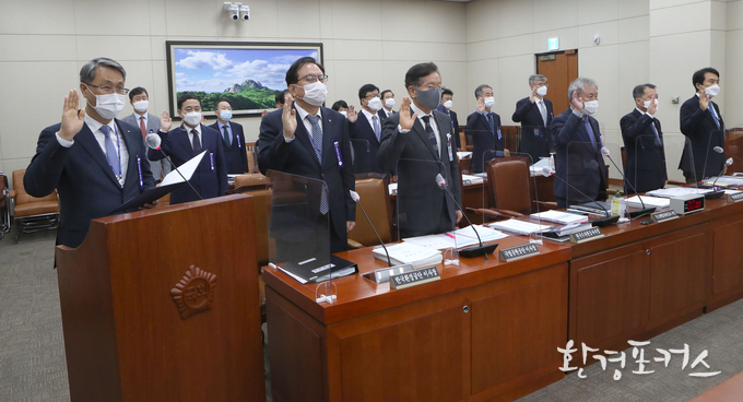 19일 국회에서 열린 환경부 산하기관 국정감사에서 기관장들이 선서를 하고 있다<사진= 국회 공동사진취재단>
