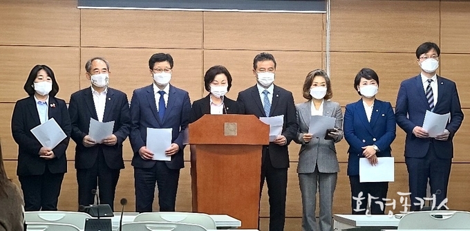 사진 좌측부터 윤미향, 윤준병, 안호영, 송옥주 환노위원장, 임종성, 양이원영, 이수진, 장철민 더불어민주당 환경노동위원회 의원
