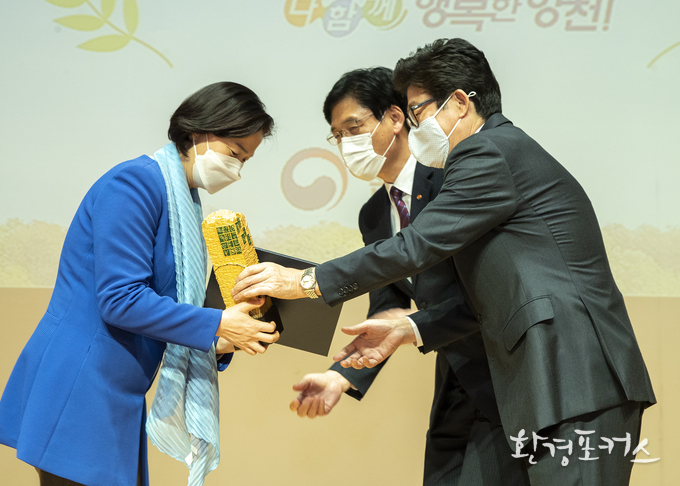 조명래 환경부장관이 27일 오후 서울 양천구청 해누리홀에서 개최된‘제9회 그린시티 선정사업 정부시상식’에서 대통령상을 수상한 서울 양천구에 정부시상을 전수하고 있다. <사진= 환경부 제공>