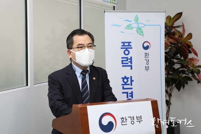 홍정기 환경부차관이 22일 오후 환경부에서 개최된 ‘풍력 환경평가전담팀’ 현판식에 참석하여, 풍력발전 개발과정의 환경적 문제점을 사전에 해소하고 효율적 협의체계를 통해 탄소중립 추진에 기여해 줄 것을 당부하고 있다.<사진=환경부 제공><br>
