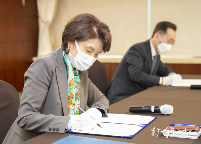 한정애 환경부장관이 23일 오전 서울 중구 코리아나호텔에서 열린 수도권 LPG 복합 수소충전소 조기구축을 위한 업무협약식에 참석하여, 협약서에 서명하고 있다.<사진=환경부 제공><br>
