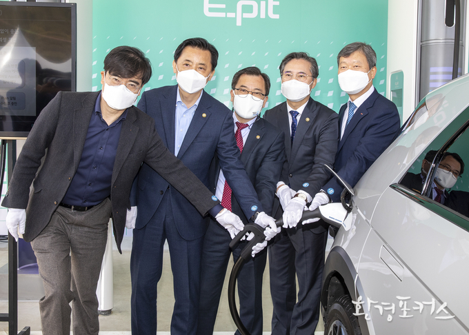 홍정기 환경부차관이 14일 오전 경기 화성시에 위치한 화성휴게소(하행방면)의 현대자동차 초급속 충전소 개소식에 참석하여, 함께 참석한 황성규 국토교통부 차관, 박진규 산업통상자원부 차관, 김일환 한국도로공사 부사장, 공영운 현대자동차 사장 등과 충전 시연을 하고 있다.