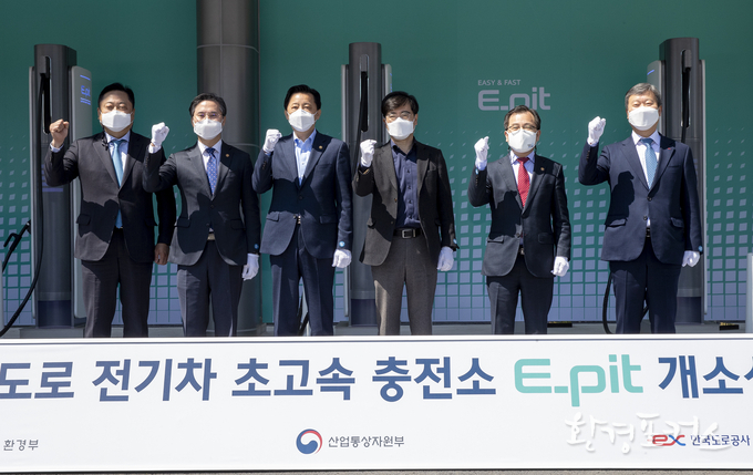 홍정기 환경부차관이 14일 오전 경기 화성시에 위치한 화성휴게소(하행방면)의 현대자동차 초급속 충전소 개소식에 참석하여, 함께 참석한 황성규 국토교통부 차관, 박진규 산업통상자원부 차관, 김일환 한국도로공사 부사장, 공영운 현대자동차 사장 등과 기념촬영을 하고 있다.