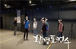 자료사진 화학물질안전에서 모의 훈련하는 장면