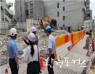 현장사진 - 도로경계부 등 강재 가설울타리 설치 미준수