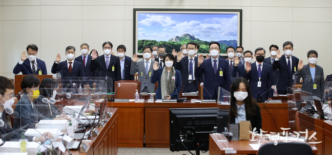 13일 국회에서 열린 환경노동위원회에서 국정감사전 선서를 하고 있다<사진=국회 제공>