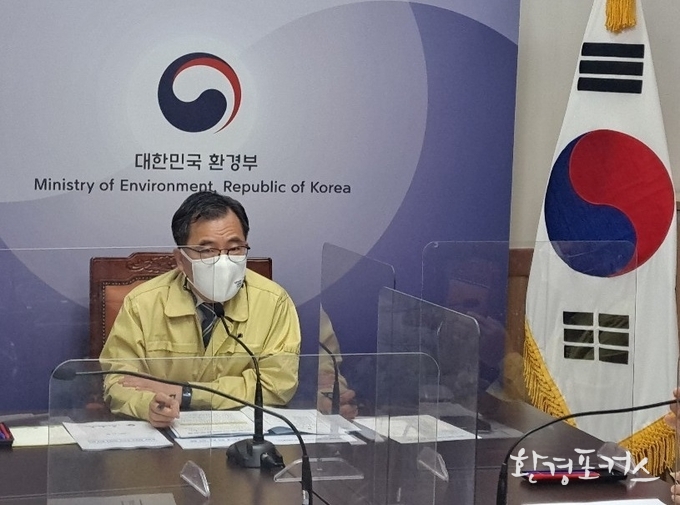 지난 4일 요소수 관련 대책회의를 열고 있는 홍정기 환경부 차관<제공=환경부 제공>
