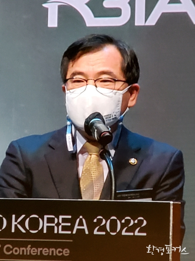 홍정기 환경부 차관은 "올해 신규 차량 10대 중에 1대 이상이 전기 수소차가 돼서 도로 곳곳에 하늘색 번호판이 제법 자주 눈에 띄는 무공해차 결정의 시대를 열어가고자 한다." 축사를 하고 있다.<br>
