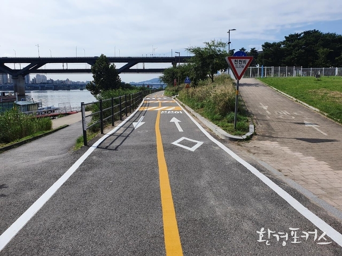 뚝섬한강공원 자전거도로 도색 사진