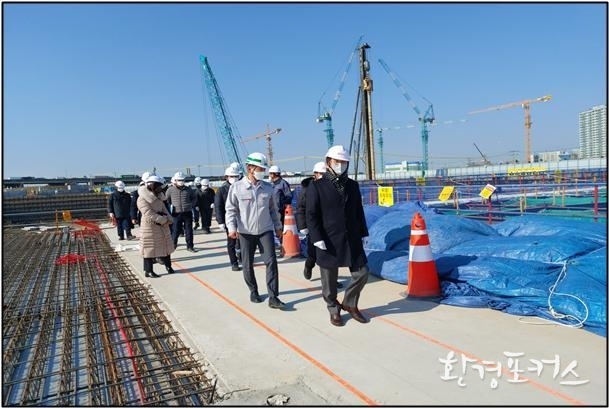 2022. 2.24. 당시 조택상 균형발전정무부시장이 현대산업개발이 시공하고 있는 현장을 둘러보고 있다.