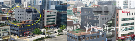 서울시 건물일체형 태양광 보급 사례 - 아리빌딩(강남구 언주로) 시공 전(좌), 시공 후(우)