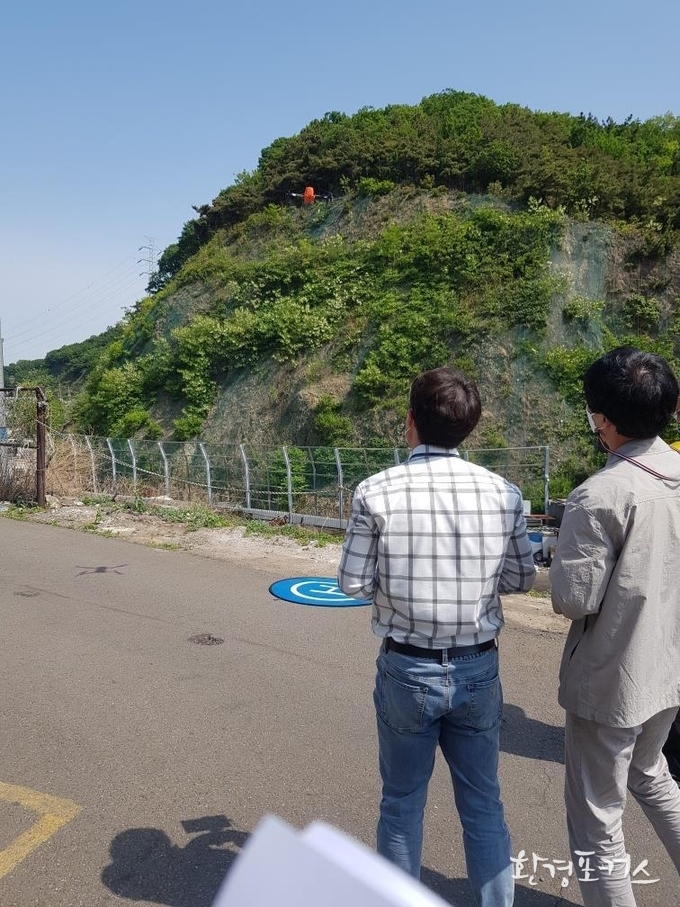 드론을 활용하여 대기오염 발생 사업장을 찾고 있는 장면