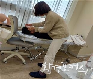 적발사진 - 반영구 눈썹문신 시술장면