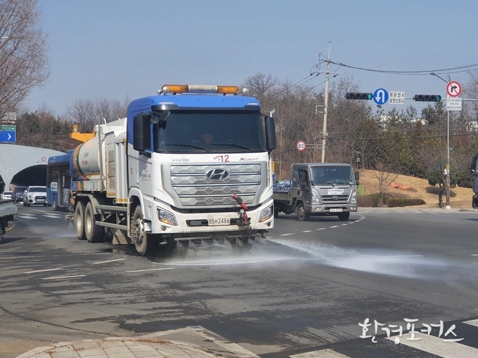 자료사진 =도로 살수차량 