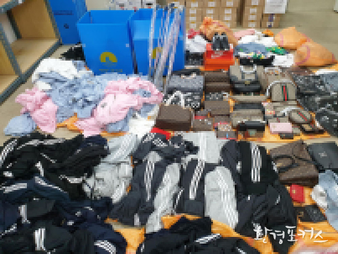 적발사례 - 상표법 위반 증거품 : 유명 상표 위조한 가방 등