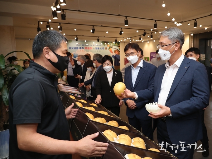 8월 30일 대전시 대덕구 본사에서 진행된 ‘제4회 물벗 나눔장터, 복숭아·배 팝업 스토어’ 행사에 참여한 박재현 한국수자원공사 사장(사진 오른쪽)