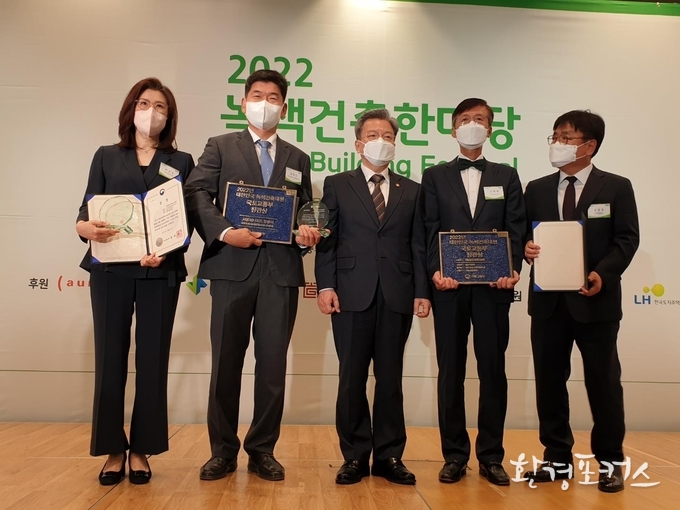(왼쪽부터) 허은영 희림종합건축사사무소 부사장, 김정선 서울시 기후환경정책과장, 이원재 국토교통부 1차관, 신현대 세종충남대학교병원장, 윤길호 계룡건설산업 부사장