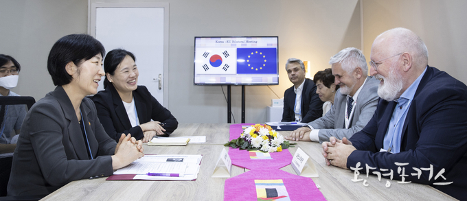 한화진 환경부장관이 현지시간 17일 오후 이집트 샤름엘셰이크에서 프란스 티머만(Frans Timmermans) EU 그린딜 집행부위원장을 만나 EU NDC 이행과 기후정책 동향등을 공유하고 탄소가격제도(CBAM)에 대해 논의하고 있다.<사진= 환경부 제공><br>
