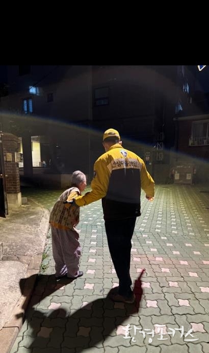 안심마을보안관 활동사진 - 노약자 귀가동행