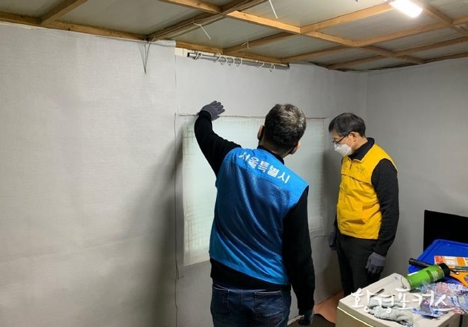 취약계층 난방개선 프로젝트 - 방풍 벽지 작업 사진