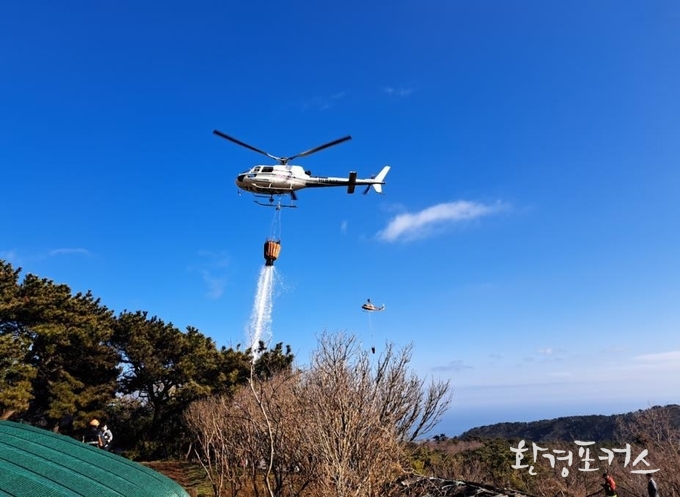 임차헬기 산불 진화 장면