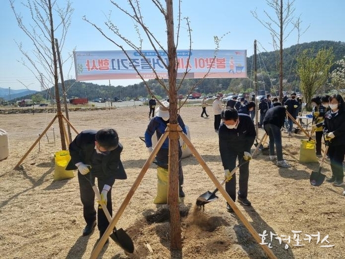 참고 사진 (2022~2023년 봄맞이 거름주기 행사)