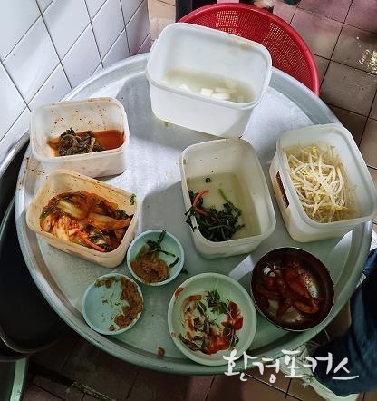 손님이 먹고 남긴 배추김치, 동치미, 고추장아찌, 열무김치 등을 재사용 목적으로 별도 용기에 모으고 있음 (주방내 조리장 )