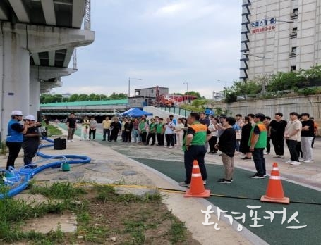 도림천 범람을 가정한 현장훈련에 참여한 ‘자율방재단’