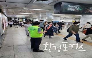 주요 역사에서 승객을 안내하는 도우미 사진(예시)