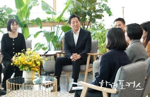난임시술 성공 부부 등 난임 당사자, 난임 치료 전문가 등과 대화를 나누는 오세훈 시장