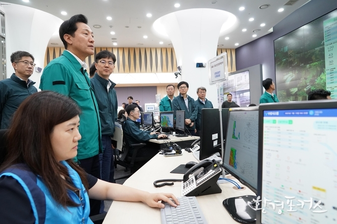 시청 지하3층 재난안전상황실을 찾아 수해 대비상황을 점검하고 있는 오세훈 시장