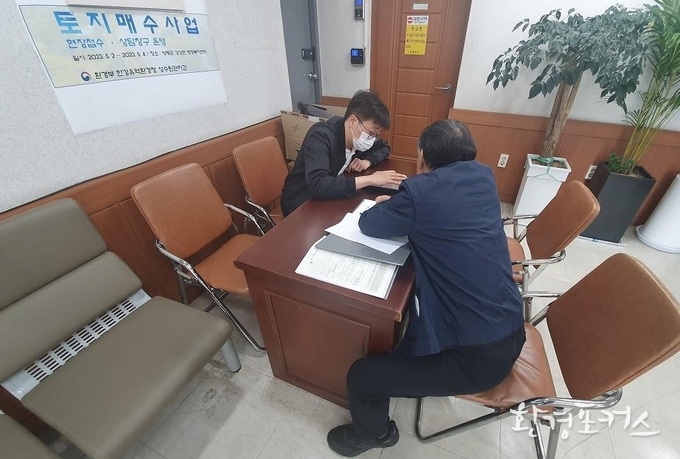 한강유역환경청 상수원관리과 직원이 지난해 5월 2일 양평군 강상면사무소에서 토지매수사업 찾아가는 현장상담 창구에서 토지매도를 원하는 민원인에게 토지매수사업 과정에 대해 설명하고 있다. 사진제공 한강유역환경청