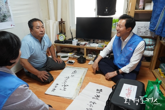 오세훈 시장이 20일 오후 서울 용산구 동자동에서 거주하는 쪽방촌 주민의 가정을 방문해 온기창고 물건을 전달하고 대화를 나누고 있다.