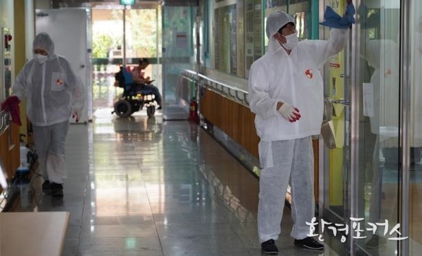 인천시사회서비스원이 진행하는 ‘안전한 지역사회 만들기’를 함께 하는 방역‧방충 전문가들이 최근 장애인생활시설 은광원에서 작업을 하고 있다.