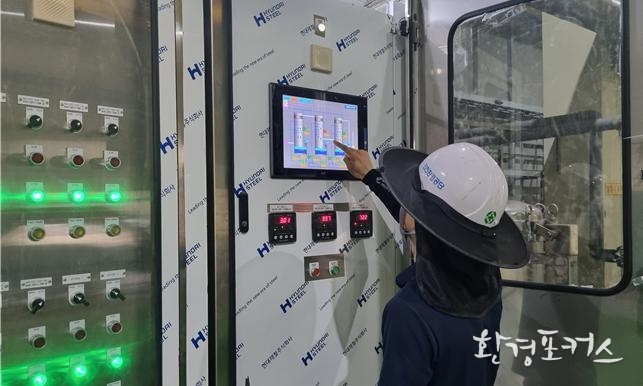 악취관리 담당자가 악취방지시설 약품투입량을 조정하고 있다.