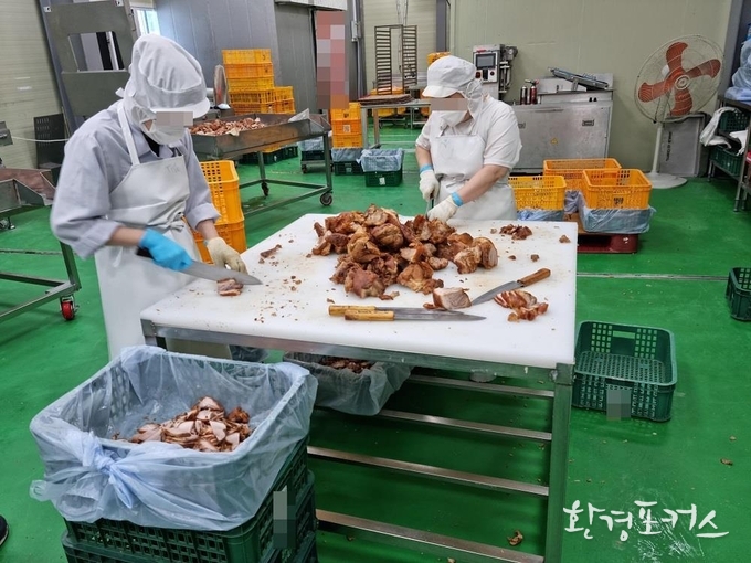 단속 사진 - HACCP시설 없는 업소에서 작업(훈제족발)