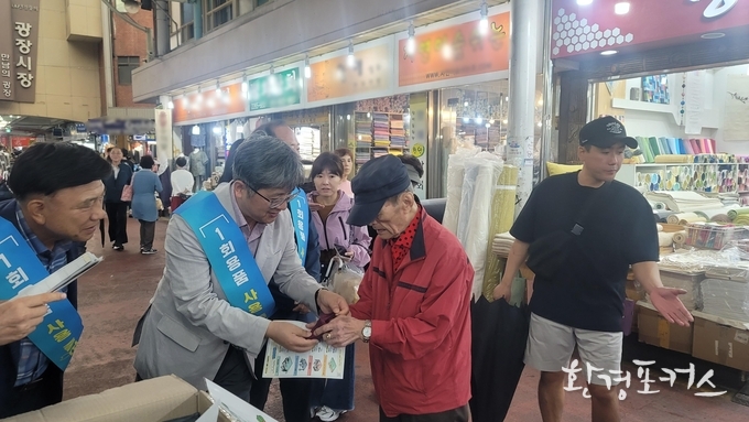 김승희 한강유역환경청장(왼쪽 두 번째)이 9월 26일, 종로구 광장시장에서 방문객에게 장바구니를 나눠주고 있다.