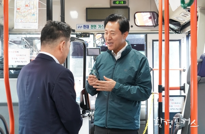 오세훈 서울시장이 27일(수) '서울동행버스'의 추가 노선 운행을 준비 중인 은평공영차고지를 찾아 신규 노선을 운행할 예정인 버스운전기사와 대화를 나누고 있다.