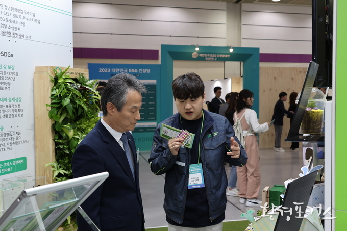 안병옥 한국환경공단 이사장이 전시장에서 설명을 듣고 있다.