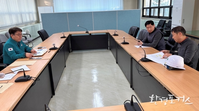 김동구 한강유역환경청장(왼쪽)이 12월 28일 구리시 자원회수시설에 방문하여 관계자에게 철저한 미세먼지 저감조치 이행 당부를 하고 있다.