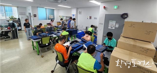 인천시 장애인직업재활시설 내 직업훈련을 받고 있는 훈련장애인 모습